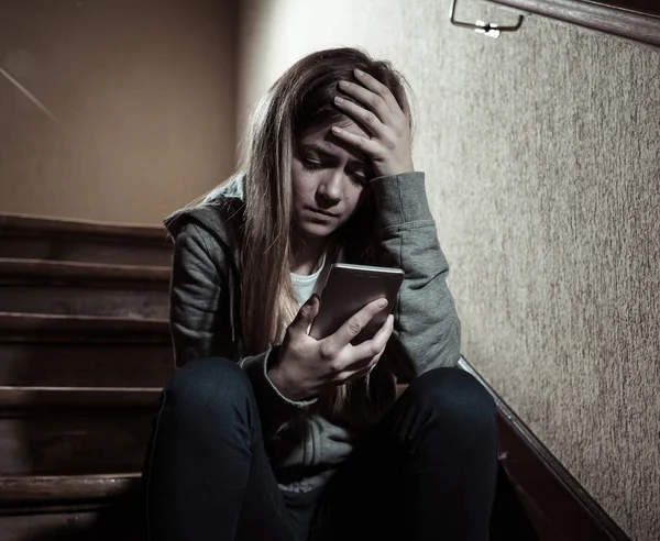 Triste Depresso Giovane Adolescente Vittima Cyberbullismo Cellulare Smart Phone Seduto — Foto Stock