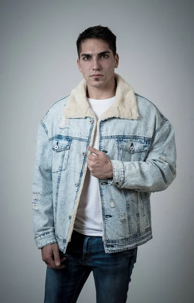 Porträtt Unga Attraktiva Snygg Mode Man Modell Hans Talet Bär — Stockfoto