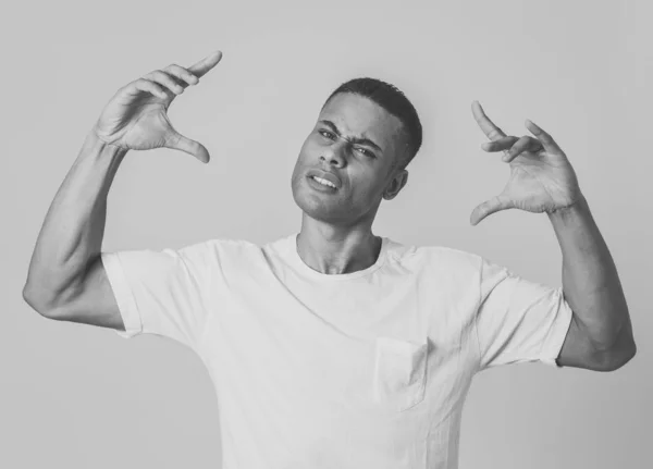 Tett Portrettet Attraktiv Ung Afroamerikansk Mann Med Sint Ansikt Som – stockfoto