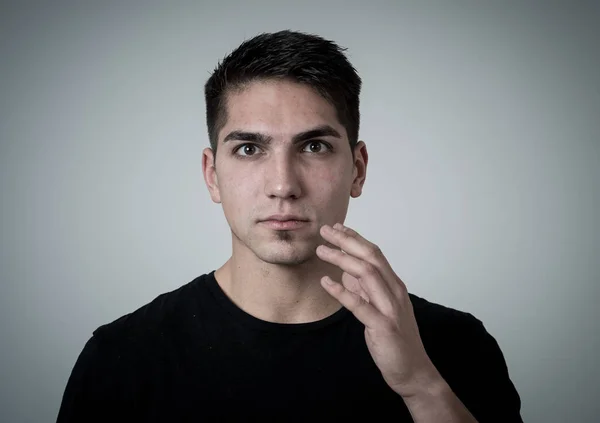 Close Headshot Jovem Mestiço Homem Com Rosto Natural Neutro Olhar — Fotografia de Stock