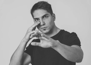 Bir argüman ya da mücadele sahip savunma duruş öfkeli görünümlü öfkeli yüzü ile çekici bir genç adamın portre yakın. Nötr arka planda izole. Insanlar, boks ve olumsuz duygular.