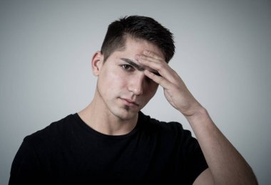 Migren muzdarip baş ağrısı ile yakışıklı genç karışık yarış adam portre yakın, tapınaklar gözleri güçlü ağrı gösteren kapalı eller. Yüz ifadeleri, insanlar ve sağlık konsepti.