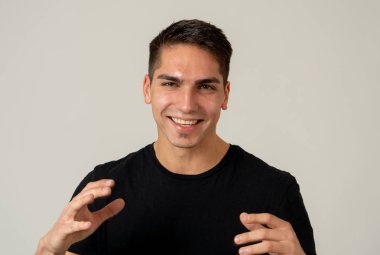 Mutlu yüz ve güzel gülümseme ile çekici genç model portresi. 20 ' li yaşlarda yakışıklı erkeksi milenyal adam. Beyaz üzerinde izole. Insanlar, moda ve insan yüz ifadeleri ve duygular.