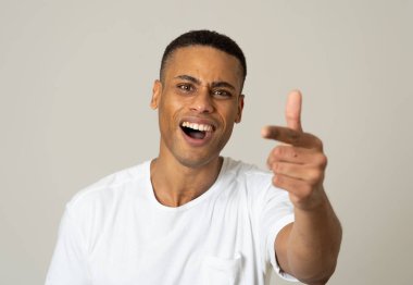 Bir sürpriz ve şok yüzü ile yakışıklı bir Afrikalı Amerikalı adamın portre yakın. Çekici erkek geniş gözleri ve sürpriz açık ağız ile hayran bakıyor. İnsan yüz ifadeleri ve duygular.