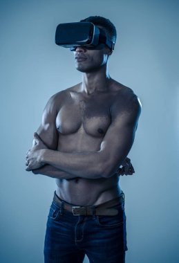 Artırılmış veya sanal gerçeklik gözlükleri kullanarak şehvetli çekici adam VR yeni deneyimler keşfetmek heyecanlı hissediyorum. VR simülatörü ve yeni eğlence teknolojisi.