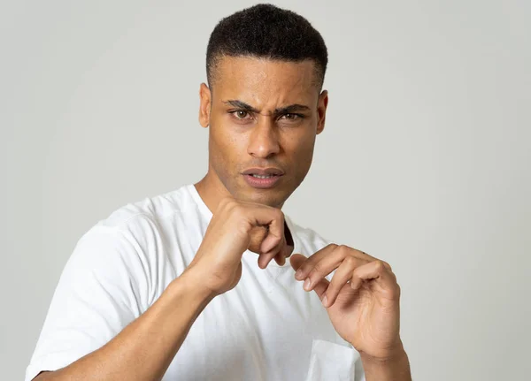 Retrato Jovem Afro Americano Bonito Choque Com Uma Expressão Assustada — Fotografia de Stock