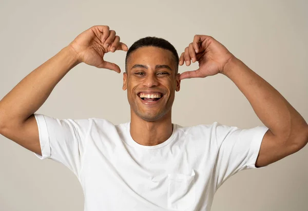 Portrét Šťastného Afroamerického Muže Který Baví Kamerou Dívá Něco Nutí — Stock fotografie