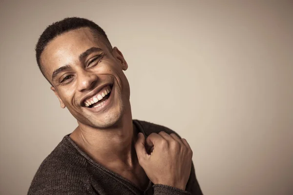Retrato Hombre Afroamericano Feliz Divirtiéndose Gozándose Sonriendo Cámara Buscando Algo — Foto de Stock