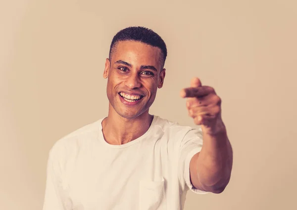 Retrato Hombre Afroamericano Feliz Divirtiéndose Gozándose Sonriendo Cámara Buscando Algo — Foto de Stock