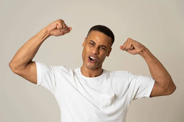 若い強いハンサムなアフリカ系アメリカ人男性は 楽しみを持って誇りに笑って腕の筋肉を示しています 人の中で フィットネス 人間の感情と表情の概念 — ストック写真
