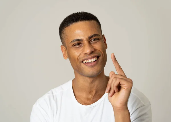 Retrato Joven Afroamericano Feliz Pensamiento Masculino Reflexivo Maneras Creativas Para — Foto de Stock