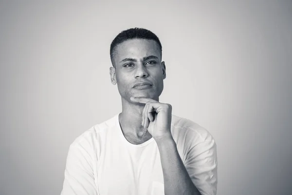 Retrato Joven Afroamericano Feliz Pensamiento Masculino Reflexivo Maneras Creativas Para — Foto de Stock