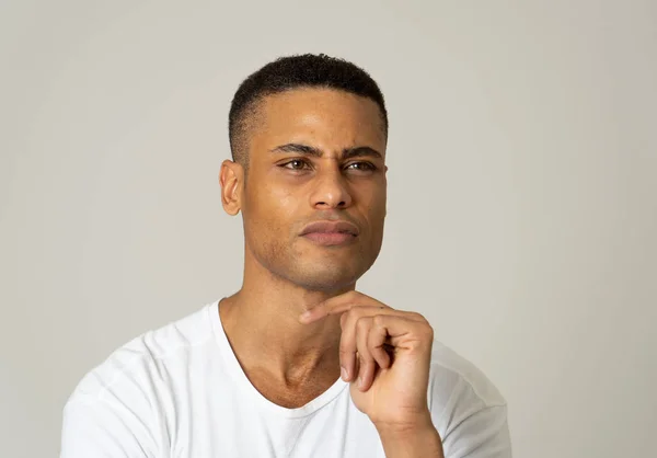 Porträtt Lycklig Ung Afrikansk Amerikansk Man Tankeväckande Manligt Tänkande Kreativa — Stockfoto