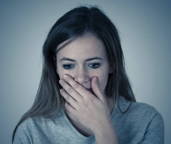 Retrato Jovem Adolescente Bastante Intimidado Deprimido Sozinho Cansado Estressado Que — Fotografia de Stock