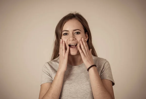 Portret Pięknej Wstrząśnięty Nieśmiały Nastolatek Kobiet Wielkim Sukcesie Zaskoczeniem Szczęśliwą — Zdjęcie stockowe