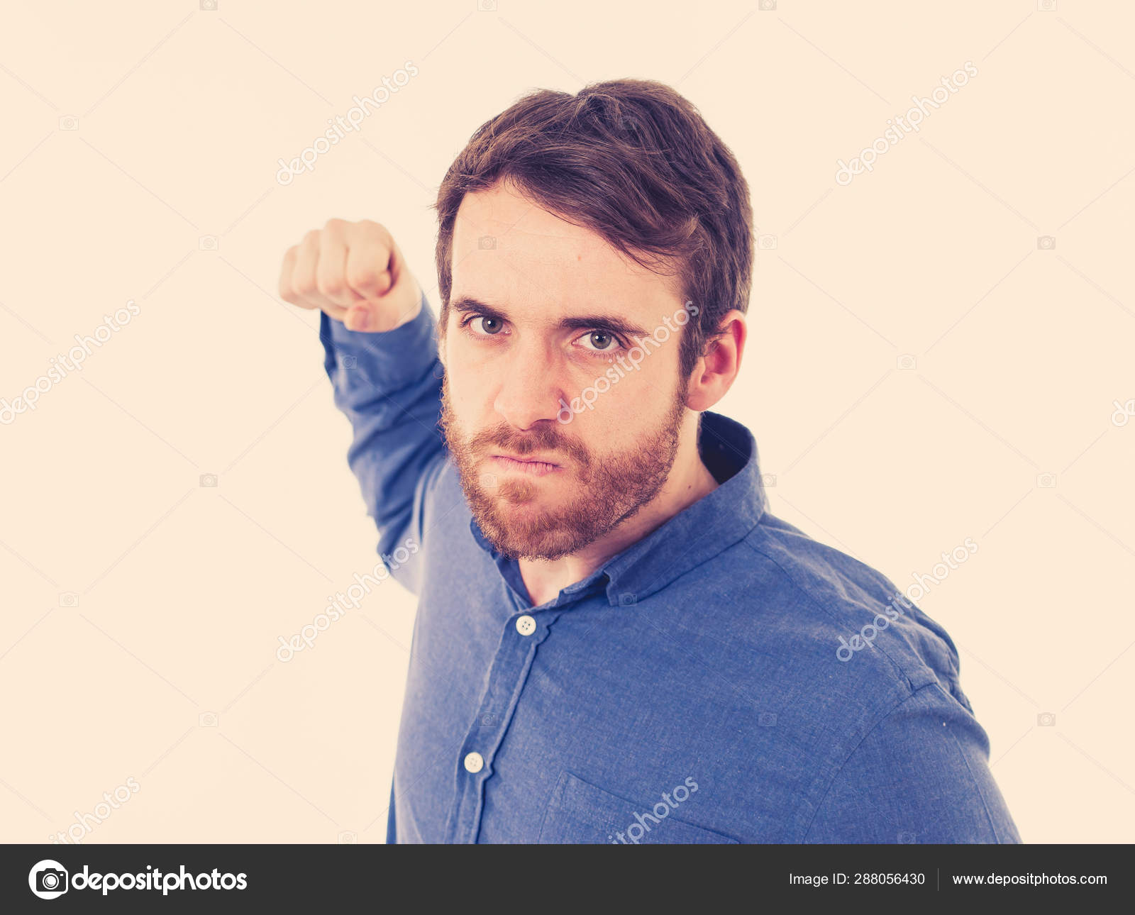 얼굴을 수염을 남자는 분노한 느낌이 좌절했습니다 스튜디오 클로즈업 배경에 부정적인 — 스톡 사진 © sbartsmedia  #288056430, image size:1600x1290