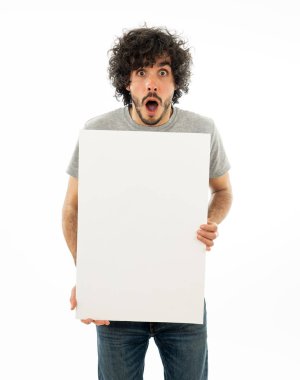 Komik ve iyi görünümlü milenyal adam gösteren ve metin için kopya alanı ile boş tahta işaret. Samimi ve heyecanlı genç şık adam reklam için boş poster tutuyor. Pazarlama konsepti.