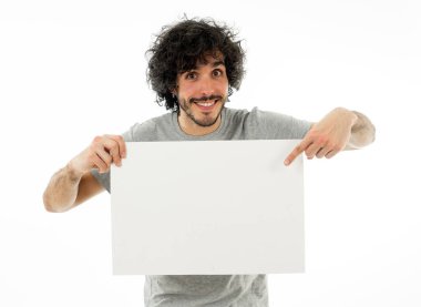 Harika bir ürün ya da şaşırtıcı satış veya büyük reklam gösterir gibi heyecanlı görünümlü metin için kopya alanı ile boş poster gösteren komik ve çekici milenyal adam. Stüdyo vurdu. Pazarlama konsepti.