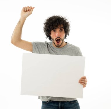 Komik ve iyi görünümlü bin yıllık adam gösteren ve reklam metni için kopya alanı ile boş tahta işaret. Mutlu sürpriz ve büyük reklam şok bakıyor. Pazarlama konsepti.