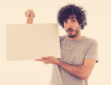 Komik ve iyi görünümlü bin yıllık adam gösteren ve reklam metni için kopya alanı ile boş tahta işaret. Mutlu sürpriz ve büyük reklam şok bakıyor. Pazarlama konsepti.