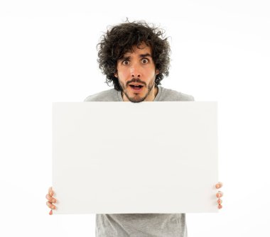 Komik ve iyi görünümlü bin yıllık adam gösteren ve reklam metni için kopya alanı ile boş tahta işaret. Mutlu sürpriz ve büyük reklam şok bakıyor. Pazarlama konsepti.