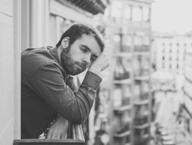 Yalnız üzgün adam ev balkonun depresif sıkıntı ve sefil hissi dışarı bakıyor. Erkekler depresyon ve zihinsel sağlık zor önemli yaşam kararı hakkında düşünme acı duygusal kriz.
