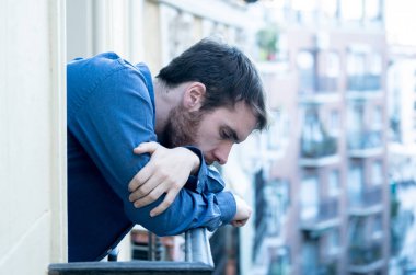 Yalnız üzgün adam ev balkonun depresif sıkıntı ve sefil hissi dışarı bakıyor. Erkekler depresyon ve zihinsel sağlık zor önemli yaşam kararı hakkında düşünme acı duygusal kriz.