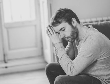 Mutsuz beyaz erkek oturan ve oturma odası kanepede yatarken depresif depresyonu yalnız bir acı duygu çaresiz. İş, anksiyete, kalbi kırık ve erkekler sağlık kavramı vurguladı içinde.