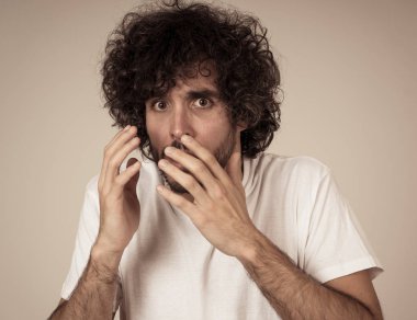 Korkmuş yüzlerle şok içinde genç adamın portresi korkmuş jestler yapma ve korkutmak bir şey bakıyor. İnsan duyguları duyguları ve yüz ifadesi. Beyaz arka planda yalıtılmış.