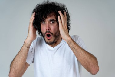 Korkmuş yüzlerle şok içinde genç adamın portresi korkmuş jestler yapma ve korkutmak bir şey bakıyor. İnsan duyguları duyguları ve yüz ifadesi. Beyaz arka planda yalıtılmış.