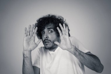 Korkmuş yüzlerle şok içinde genç adamın portresi korkmuş jestler yapma ve korkutmak bir şey bakıyor. İnsan duyguları duyguları ve yüz ifadesi. Beyaz arka planda yalıtılmış.