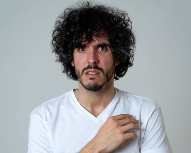 Genç adamın portresi, şiddet dolu bir sahnede ya da kokmuş ya da mide bulandırıcı bir şey. Nötr arka planda izole. İnsanlar ve ınsan ifadeleri ve olumsuz duygular.