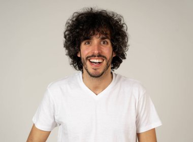 Mutlu yüz, güzel gülümseme ve komik saç tarzı ile çekici genç model portresi. 20 ' li yılların yakışıklı bin yıllık adamı. Stüdyo çekimi. Insanlar, moda ve insan yüz ifadeleri ve duygular.