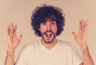 Mutlu yüz, güzel gülümseme ve komik saç tarzı ile çekici genç model portresi. 20 ' li yılların yakışıklı bin yıllık adamı. Stüdyo çekimi. Insanlar, moda ve insan yüz ifadeleri ve duygular.