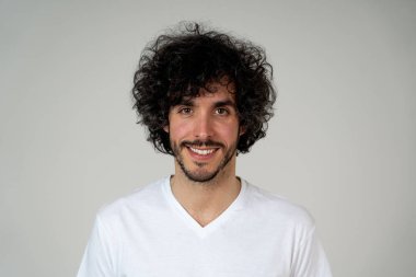 Mutlu yüz, güzel gülümseme ve komik saç tarzı ile çekici genç model portresi. 20 ' li yılların yakışıklı bin yıllık adamı. Stüdyo çekimi. Insanlar, moda ve insan yüz ifadeleri ve duygular.