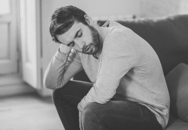 Mutsuz beyaz erkek oturan ve oturma odası kanepede yatarken depresif depresyonu yalnız bir acı duygu çaresiz. İş, anksiyete, kalbi kırık ve erkekler sağlık kavramı vurguladı içinde.