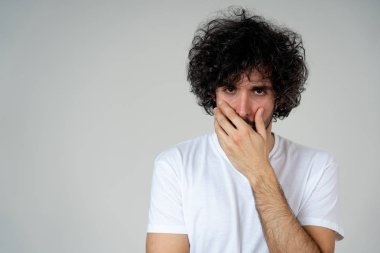 Genç üzgün adamın portresi, endişeli ve endişeli, depresif ve umutsuz görünümlü. Üzüntü ve korku hissi. Beyaz kopya alanı ile. Insanlar, yüz ifadeleri ve duygular ve ruh sağlığı kavramı.