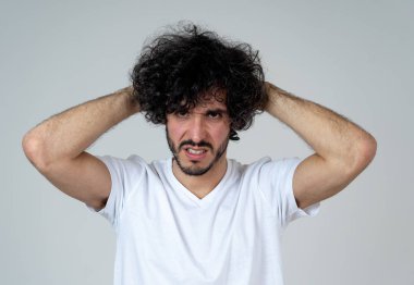 Genç üzgün adamın portresi, endişeli ve endişeli, depresif ve umutsuz görünümlü. Üzüntü ve korku hissi. Beyaz kopya alanı ile. Insanlar, yüz ifadeleri ve duygular ve ruh sağlığı kavramı.