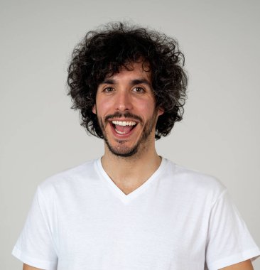 Mutlu yüz, güzel gülümseme ve komik saç tarzı ile çekici genç model portresi. 20 ' li yılların yakışıklı bin yıllık adamı. Stüdyo çekimi. Insanlar, moda ve insan yüz ifadeleri ve duygular.