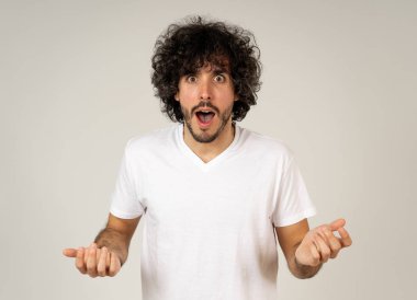 Mutlu ve sürpriz yüz işaret ve şok edici ve iyi bir şey heyecanlı görünümlü ile komik çekici genç adam portresi. İnsan duyguları, yüz ifadeleri. Reklam, satış veya kazanma.
