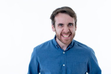 Onun 20s Genç sakallı adam portre yakın kadar komik yüzler kamera eğlenceli bakıyor yapıyor. Mizah ve pozitif ınsan yüz ifadeleri ve duygular ve gençler.