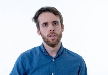 Depresyon muzdarip genç üzgün adam. Endişeli ve endişeli hipster depresif ve umutsuz duygu üzüntü bakıyor. Kopya alanı ile portre. Insanlar, insan duyguları ve ruh sağlığı konsepti.