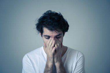 Duygusal acı ağlayan genç üzgün adamın portresi umutsuz ve sıkıntılı görünüyor. Milenyal erkek depresyon muzdarip. Zihinsel sağlık ve hassas erkekler duygular ve duygular reaksiyon.