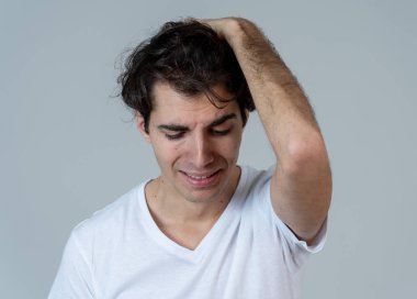 Duygusal acı ağlayan genç üzgün adamın portresi umutsuz ve sıkıntılı görünüyor. Milenyal erkek depresyon muzdarip. Zihinsel sağlık ve hassas erkekler duygular ve duygular reaksiyon.