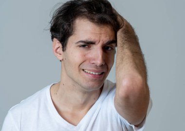 Duygusal acı ağlayan genç üzgün adamın portresi umutsuz ve sıkıntılı görünüyor. Milenyal erkek depresyon muzdarip. Zihinsel sağlık ve hassas erkekler duygular ve duygular reaksiyon.