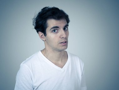 Genç adam kafası karıştı ve nefret bakıyor hoşnutlak. Anlamak ya da bir şey sevmemek şaşkın Looking. Kopya alanı ile portre. Insanlar, duygular reaksiyon ve ınsan ifadeleri.