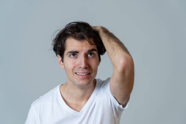 İnsan duyguları duygular ve yüz ifade korkmuş ve savunma jestleri yapma yüzünde korkmuş bir ifade ile şok yakışıklı Latin Genç adamın portresi. Stüdyo çekimi.