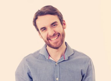 Mutlu yüz güzel gülümseme ve mavi gözleri ile çekici genç model portre. 20 ' li yaşlarda yakışıklı hipster sakallı adam. Stüdyo çekimi. Insanlar, moda ve insan yüz ifadeleri ve duygular.