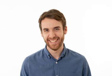 Mutlu yüz güzel gülümseme ve mavi gözleri ile çekici genç model portre. 20 ' li yaşlarda yakışıklı hipster sakallı adam. Stüdyo çekimi. Insanlar, moda ve insan yüz ifadeleri ve duygular.