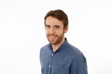 Mutlu yüz güzel gülümseme ve mavi gözleri ile çekici genç model portre. 20 ' li yaşlarda yakışıklı hipster sakallı adam. Stüdyo çekimi. Insanlar, moda ve insan yüz ifadeleri ve duygular.